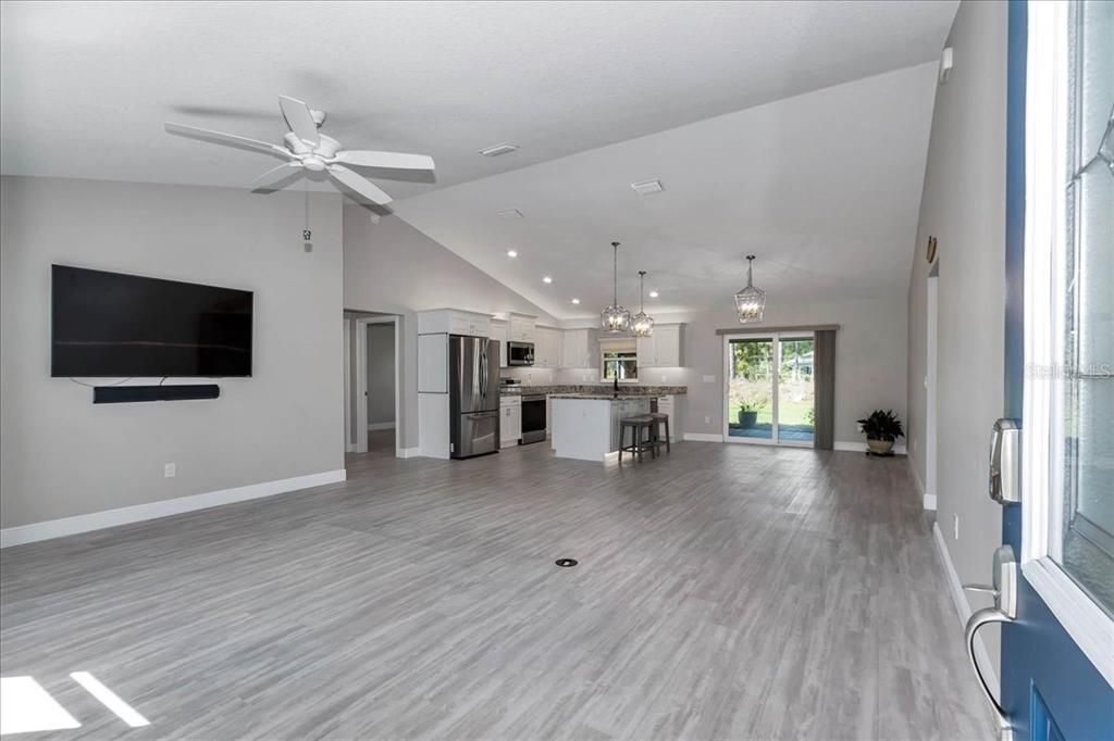 合同活跃: $310,000 (3 贝兹, 2 浴室, 1474 平方英尺)