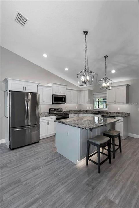 合同活跃: $310,000 (3 贝兹, 2 浴室, 1474 平方英尺)