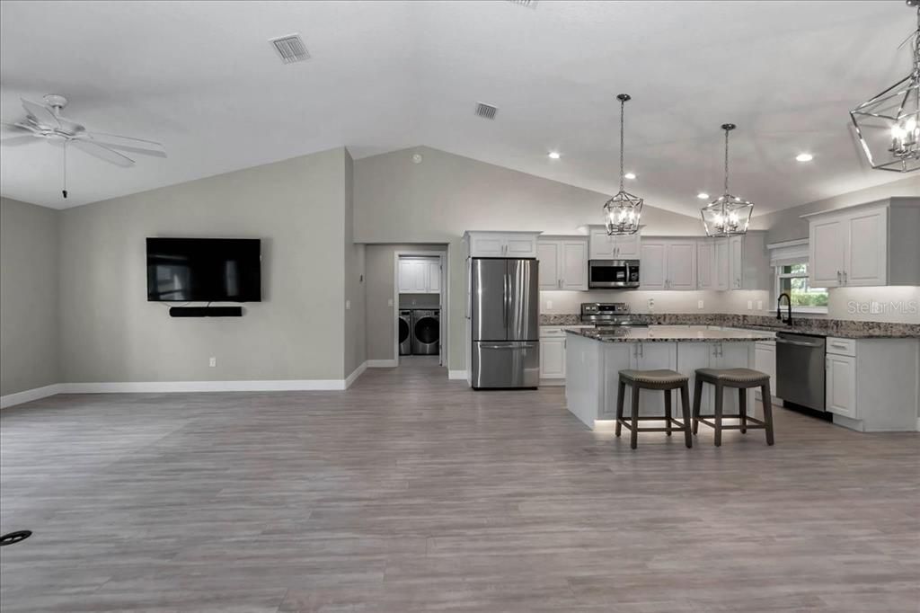 合同活跃: $310,000 (3 贝兹, 2 浴室, 1474 平方英尺)