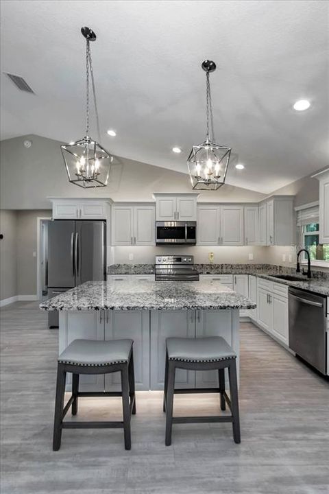 合同活跃: $310,000 (3 贝兹, 2 浴室, 1474 平方英尺)