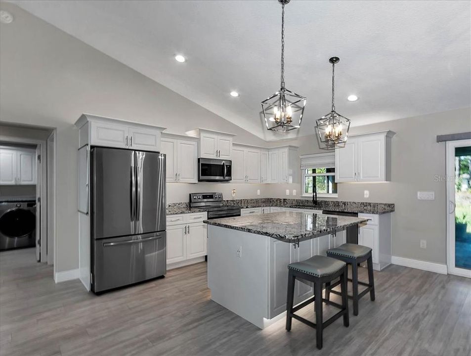 合同活跃: $310,000 (3 贝兹, 2 浴室, 1474 平方英尺)