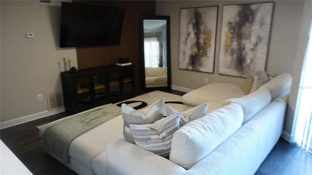 For Sale: $195,000 (1 beds, 1 baths, 842 Square Feet)