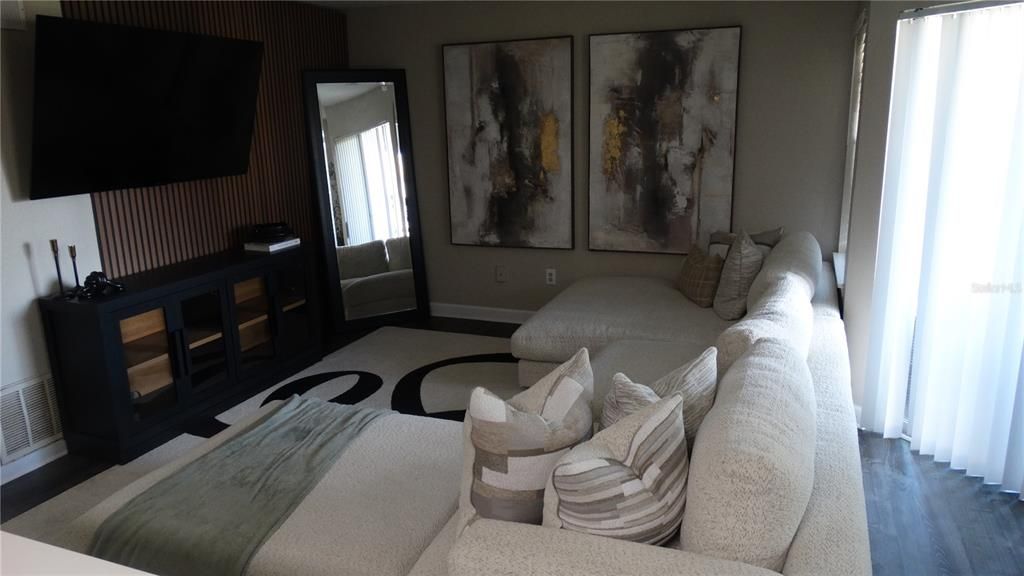 For Sale: $195,000 (1 beds, 1 baths, 842 Square Feet)