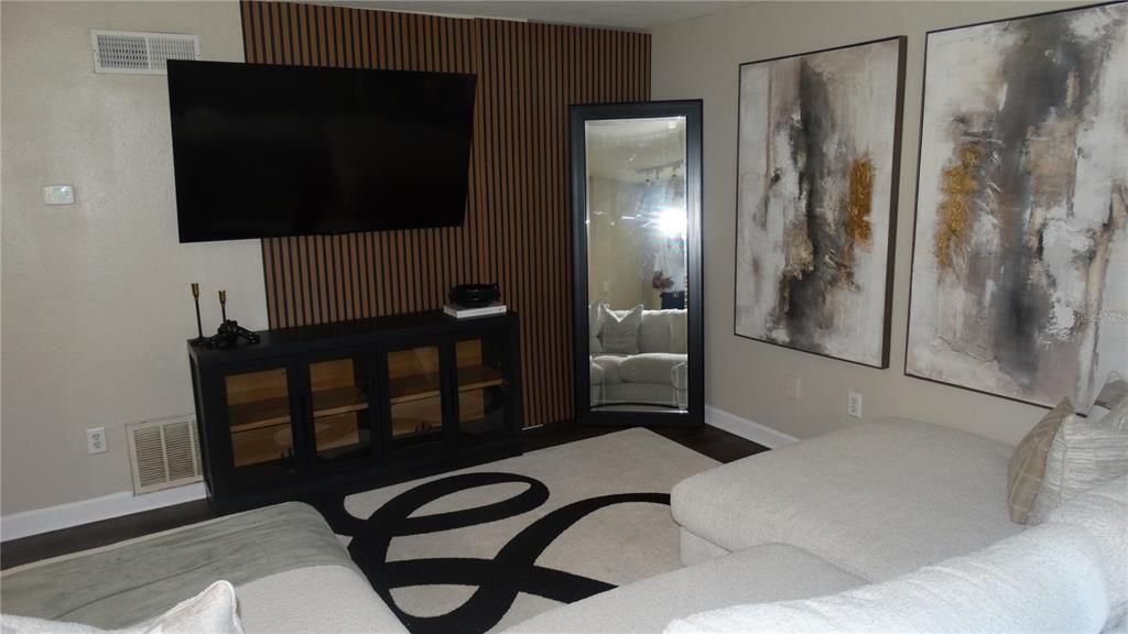 For Sale: $195,000 (1 beds, 1 baths, 842 Square Feet)