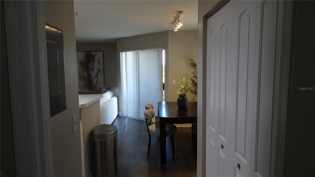 For Sale: $195,000 (1 beds, 1 baths, 842 Square Feet)