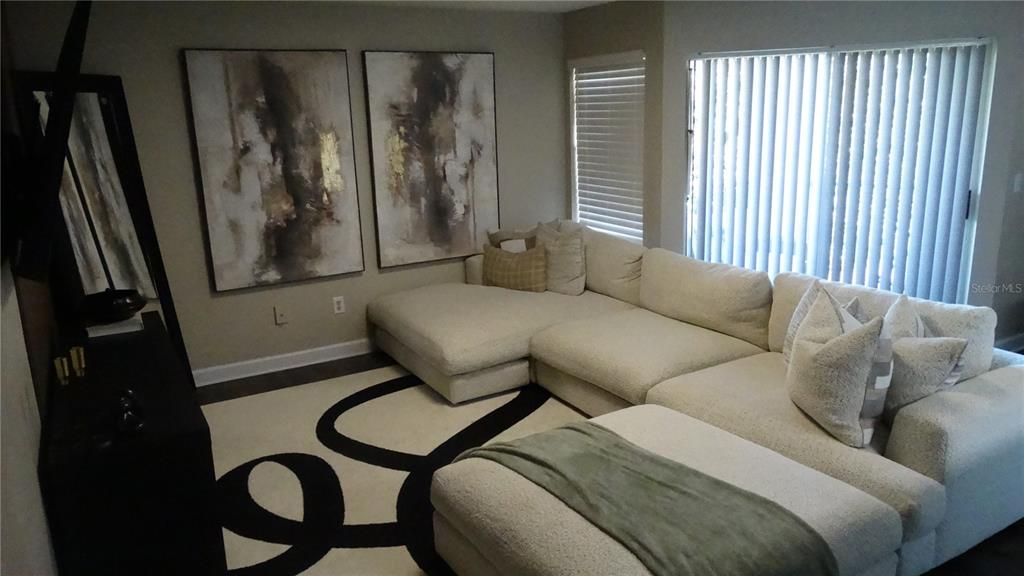 For Sale: $195,000 (1 beds, 1 baths, 842 Square Feet)