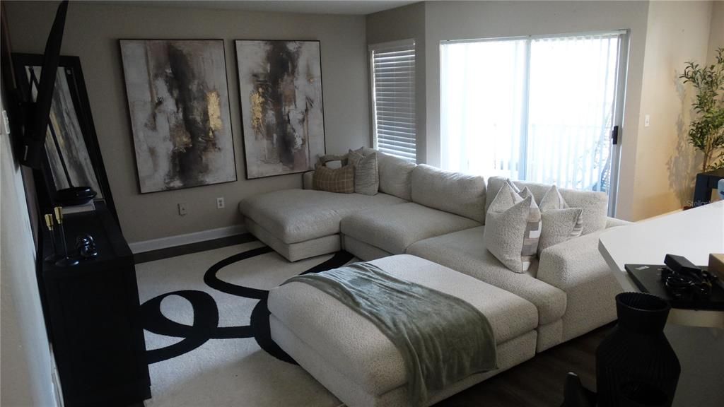 For Sale: $195,000 (1 beds, 1 baths, 842 Square Feet)