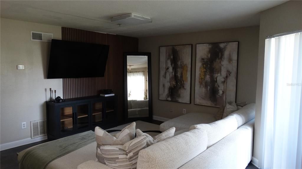 For Sale: $195,000 (1 beds, 1 baths, 842 Square Feet)