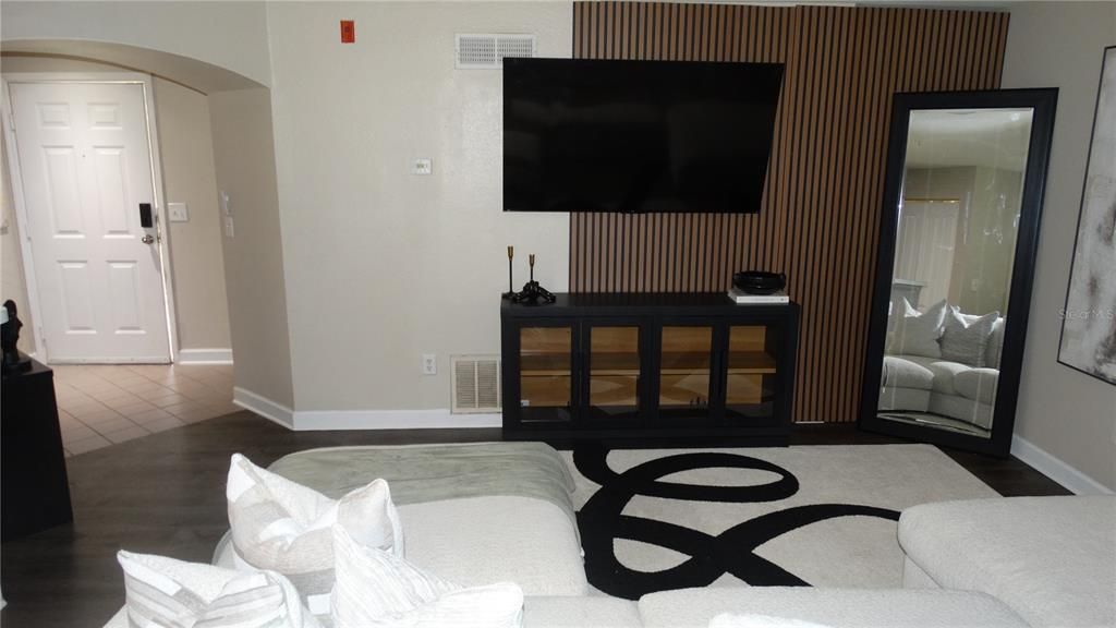 For Sale: $195,000 (1 beds, 1 baths, 842 Square Feet)