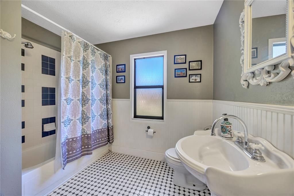 Active With Contract: $558,000 (3 beds, 2 baths, 1654 Square Feet)