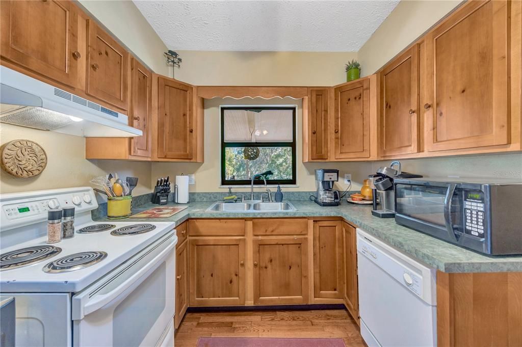 Active With Contract: $558,000 (3 beds, 2 baths, 1654 Square Feet)