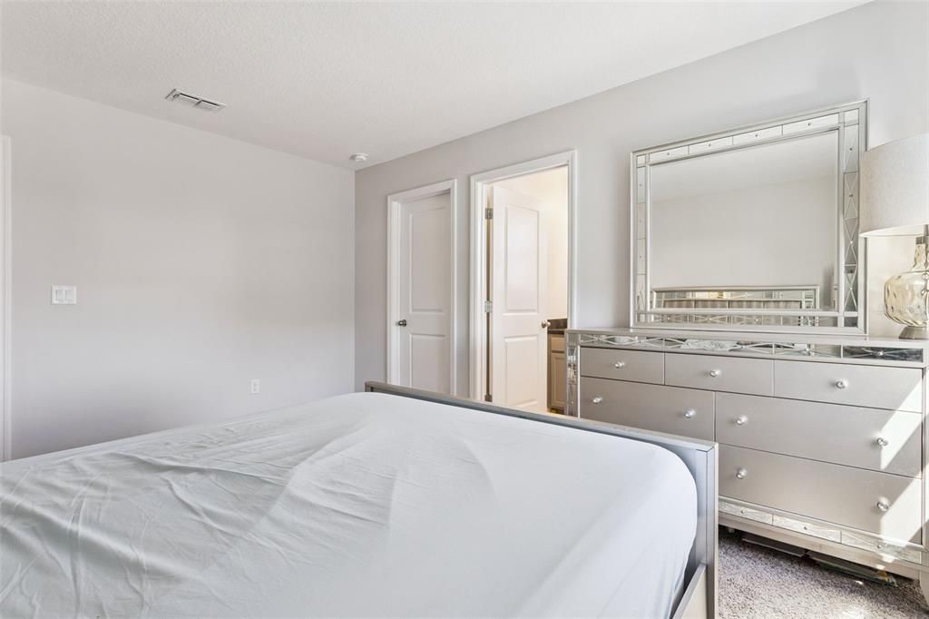 En Venta: $589,000 (4 camas, 3 baños, 3021 Pies cuadrados)