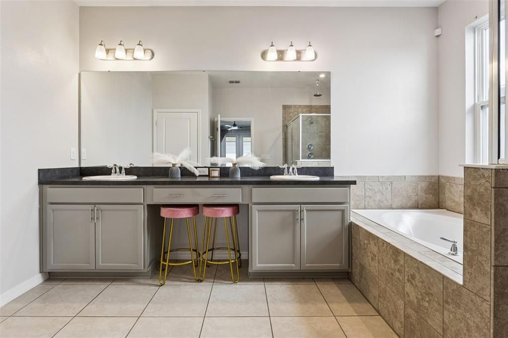 En Venta: $589,000 (4 camas, 3 baños, 3021 Pies cuadrados)