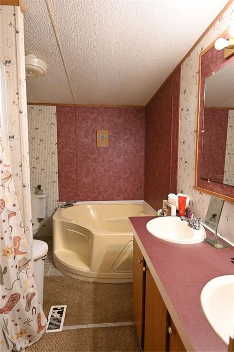 For Sale: $185,000 (3 beds, 2 baths, 1380 Square Feet)