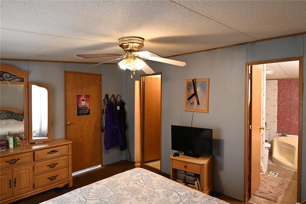 For Sale: $185,000 (3 beds, 2 baths, 1380 Square Feet)