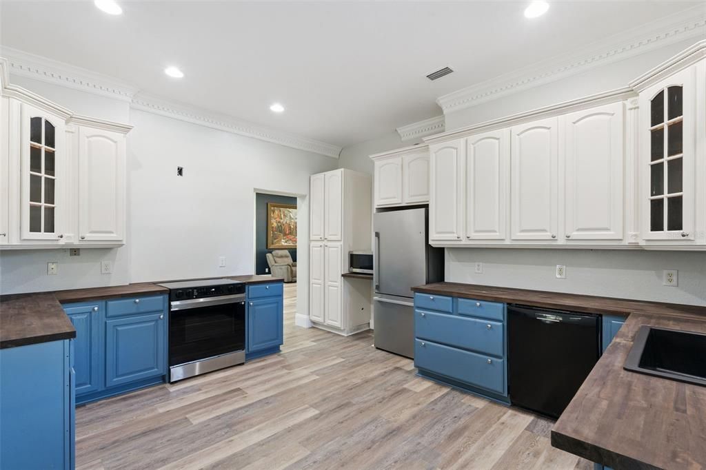 For Sale: $1,100,000 (3 beds, 4 baths, 4088 Square Feet)