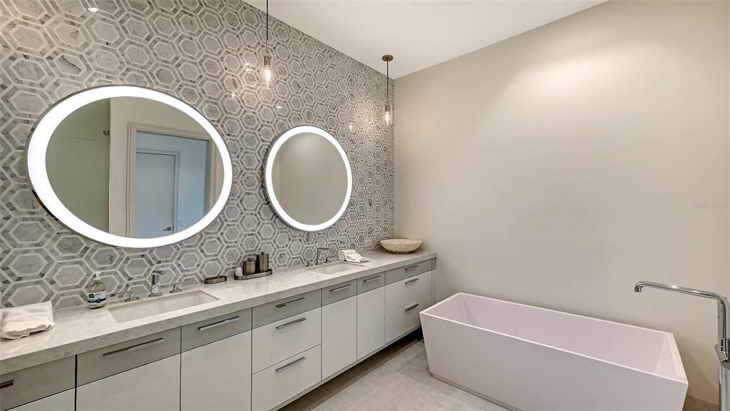 For Sale: $2,400,000 (2 beds, 2 baths, 2154 Square Feet)