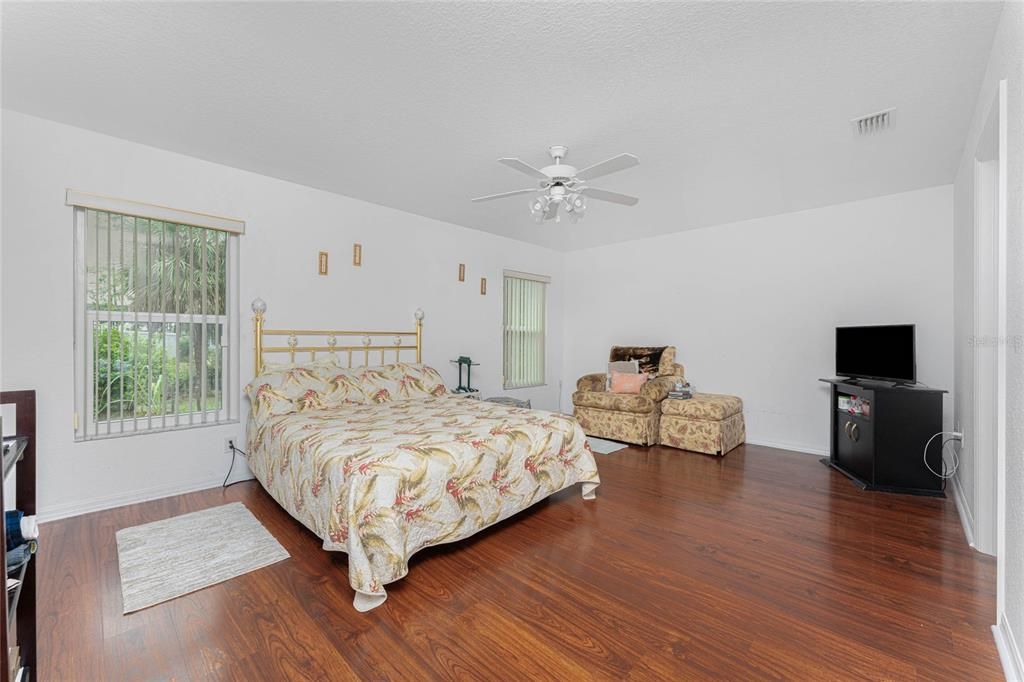 For Sale: $400,000 (4 beds, 2 baths, 2192 Square Feet)