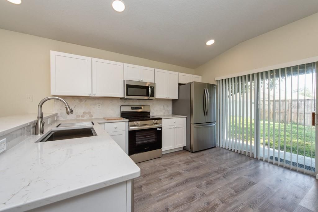 Под контрактом: $275,000 (3 спален, 2 ванн, 1360 Квадратных фут)