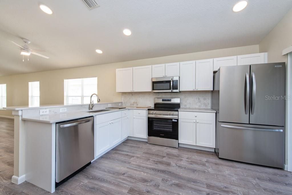 Под контрактом: $275,000 (3 спален, 2 ванн, 1360 Квадратных фут)