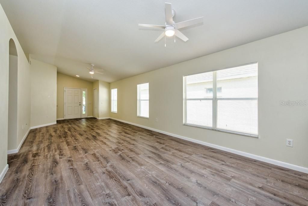 Под контрактом: $275,000 (3 спален, 2 ванн, 1360 Квадратных фут)