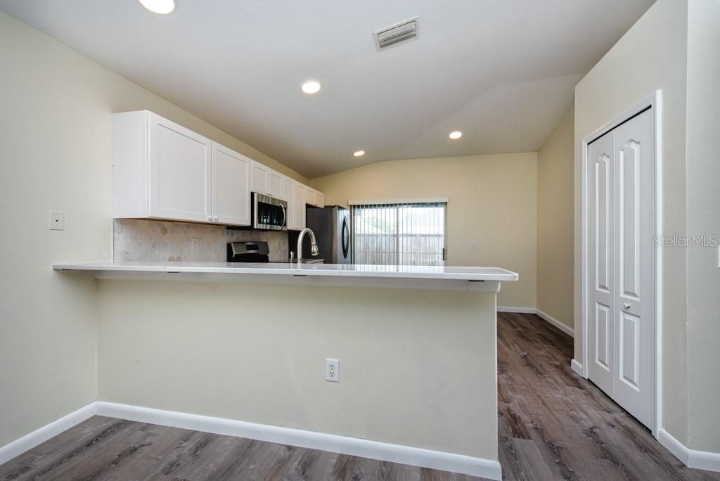 Под контрактом: $275,000 (3 спален, 2 ванн, 1360 Квадратных фут)