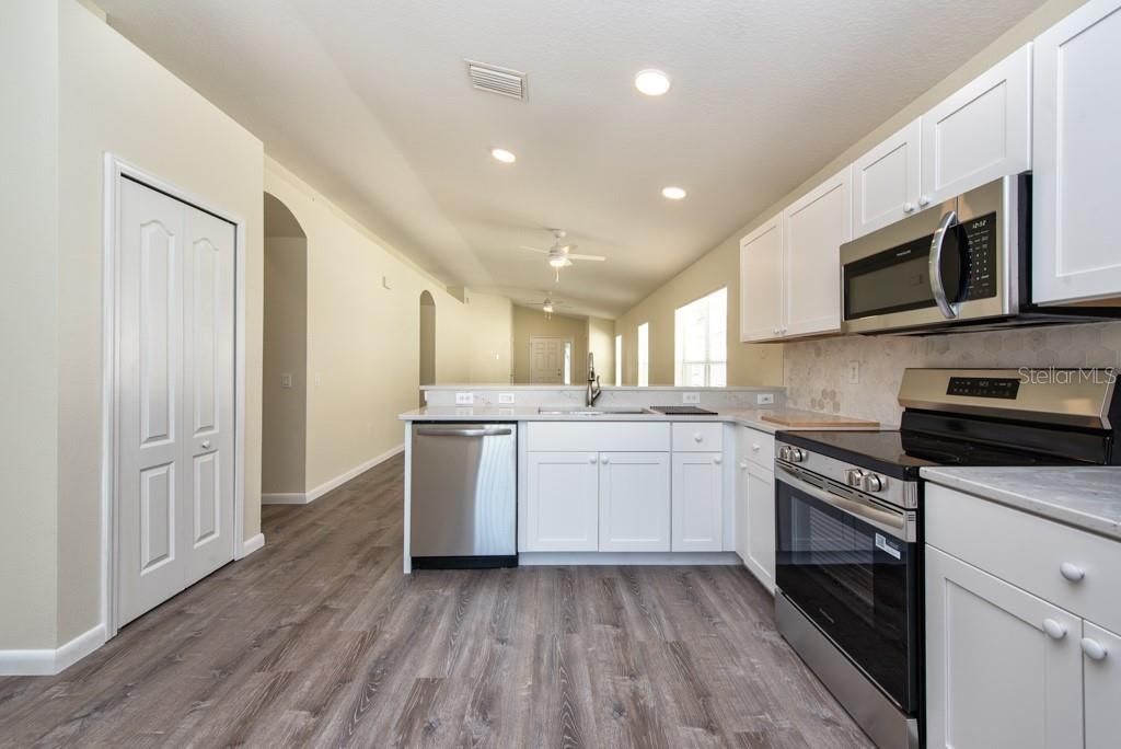 Под контрактом: $275,000 (3 спален, 2 ванн, 1360 Квадратных фут)