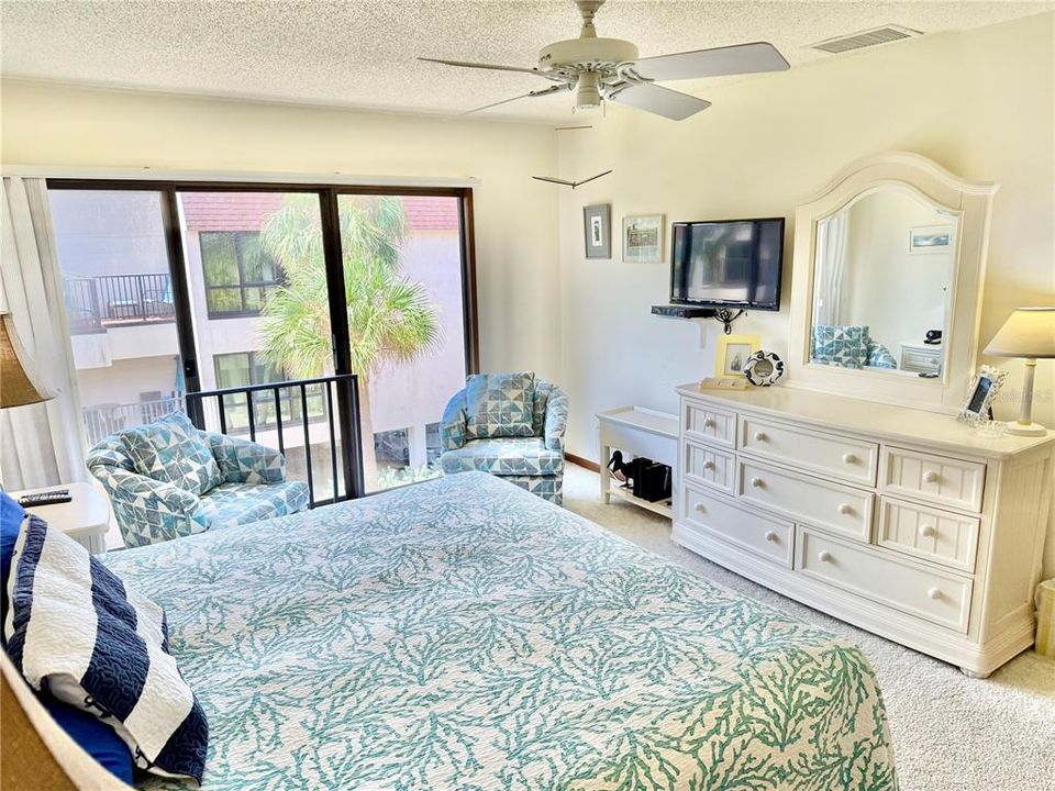 For Sale: $925,000 (2 beds, 2 baths, 1064 Square Feet)