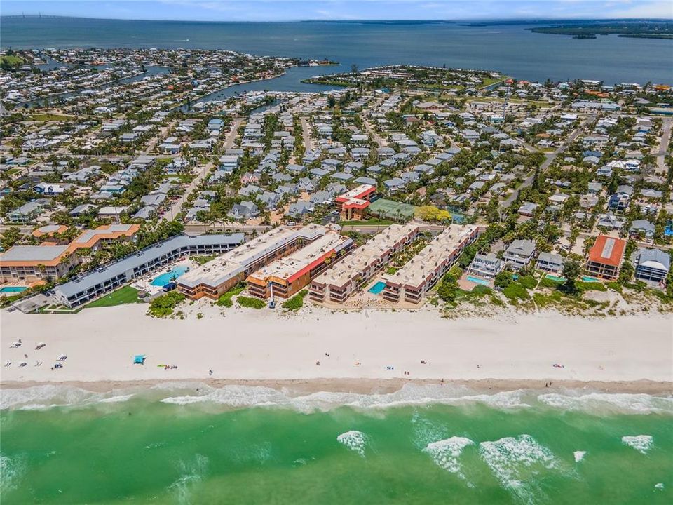 For Sale: $925,000 (2 beds, 2 baths, 1064 Square Feet)