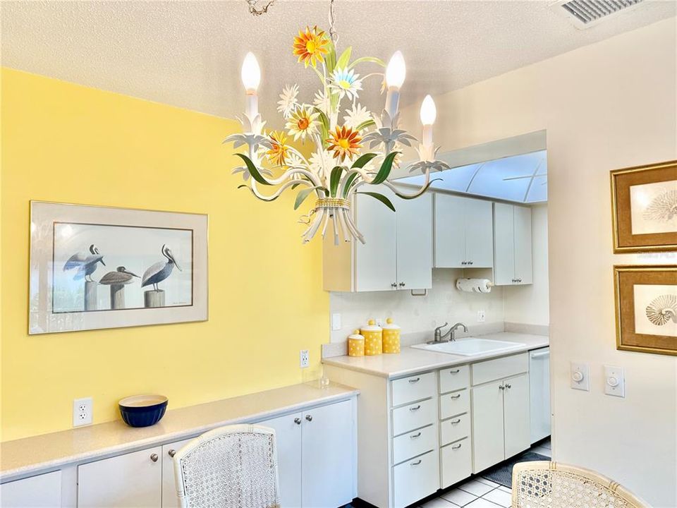 For Sale: $925,000 (2 beds, 2 baths, 1064 Square Feet)