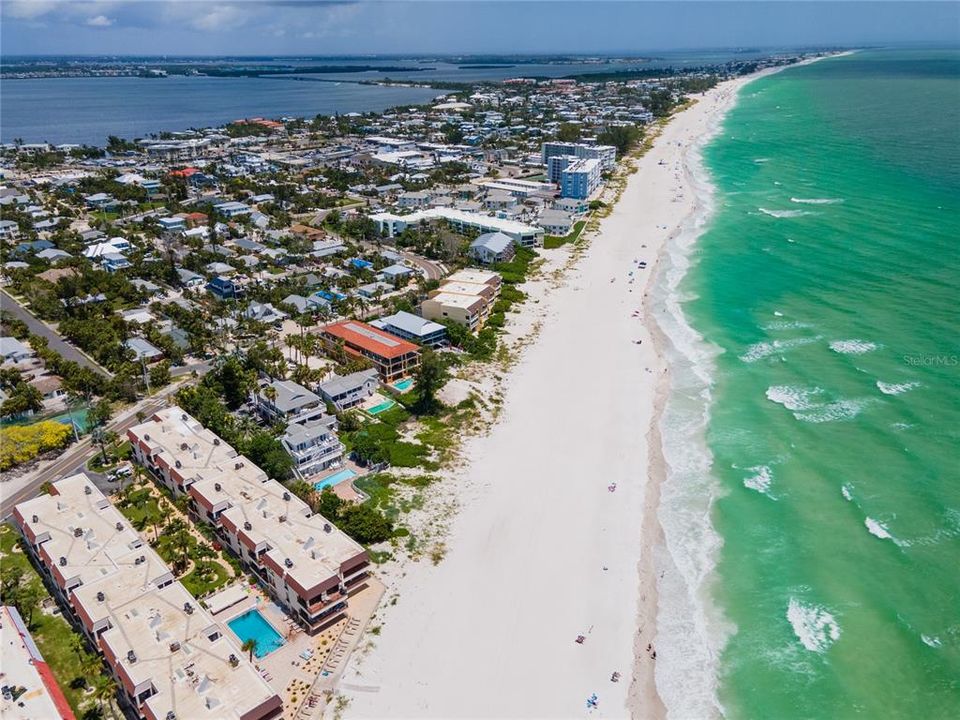 For Sale: $925,000 (2 beds, 2 baths, 1064 Square Feet)