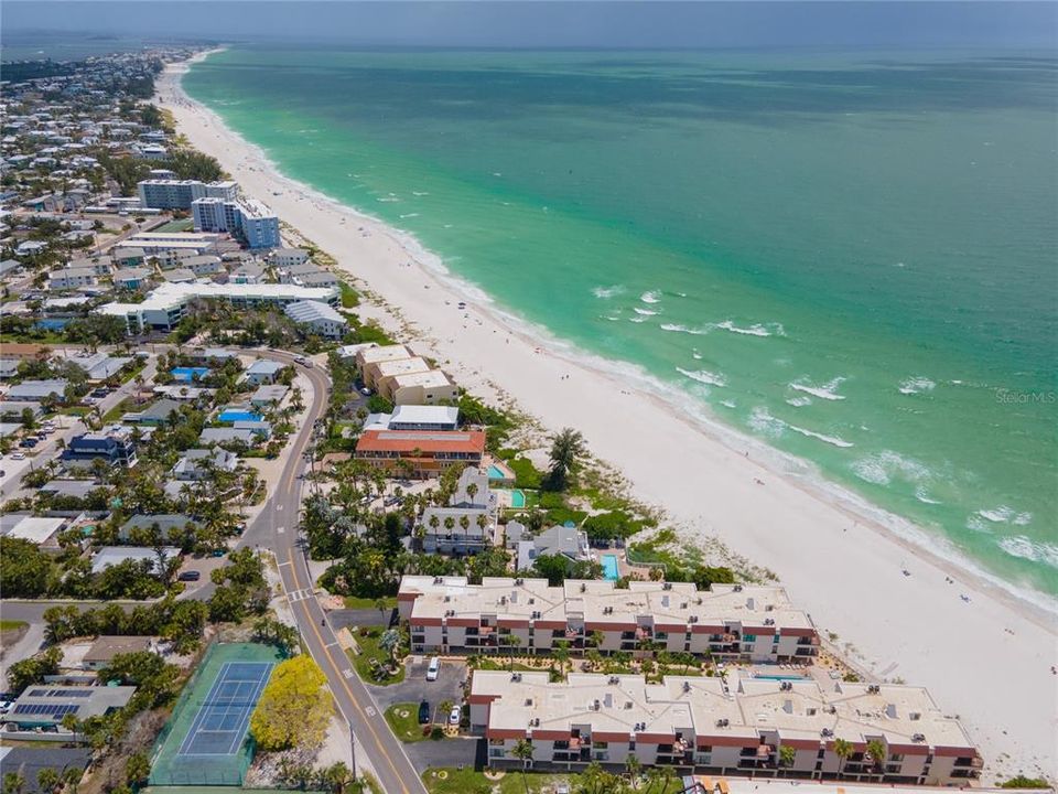 For Sale: $925,000 (2 beds, 2 baths, 1064 Square Feet)