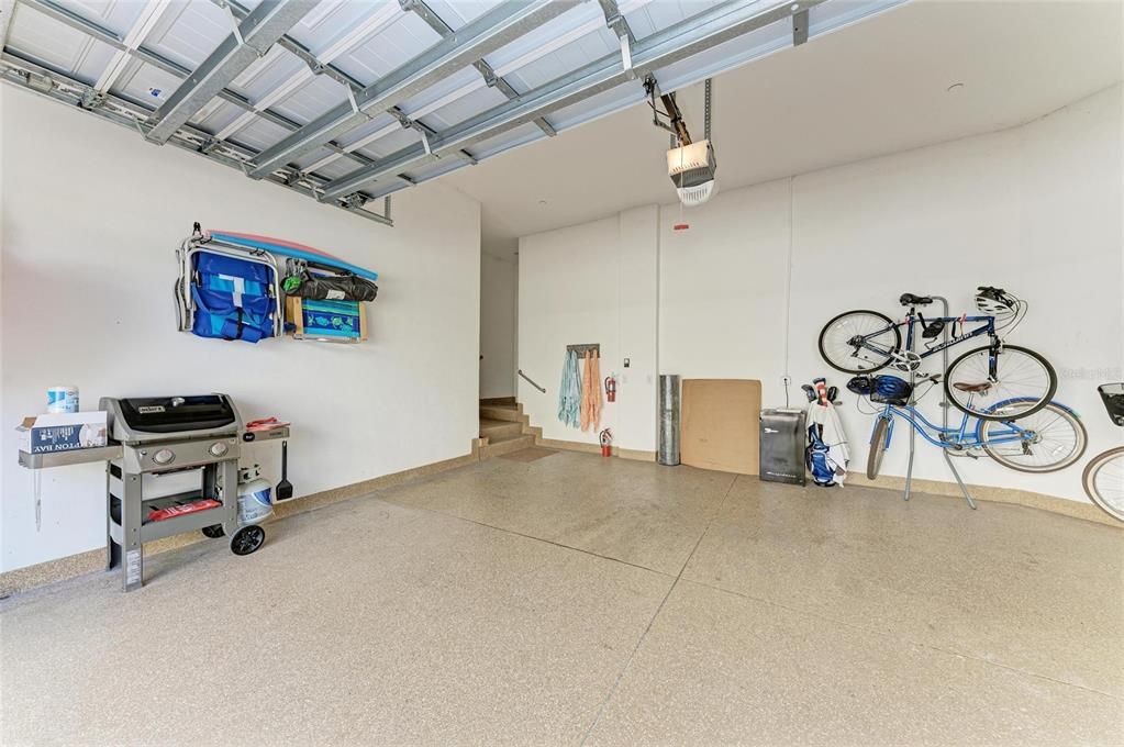 Activo con contrato: $995,300 (3 camas, 2 baños, 2072 Pies cuadrados)