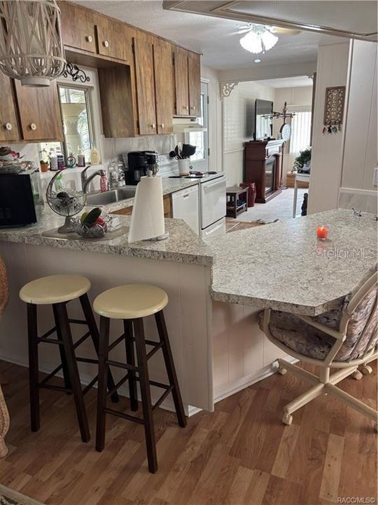 合同活跃: $129,900 (3 贝兹, 2 浴室, 1440 平方英尺)