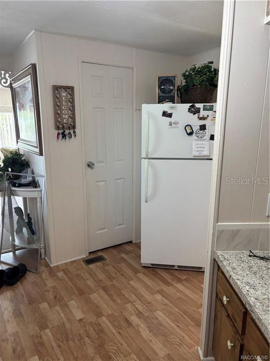 合同活跃: $129,900 (3 贝兹, 2 浴室, 1440 平方英尺)