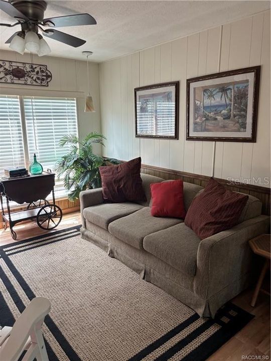 合同活跃: $129,900 (3 贝兹, 2 浴室, 1440 平方英尺)