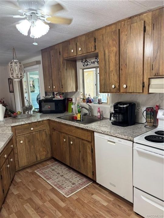 合同活跃: $129,900 (3 贝兹, 2 浴室, 1440 平方英尺)