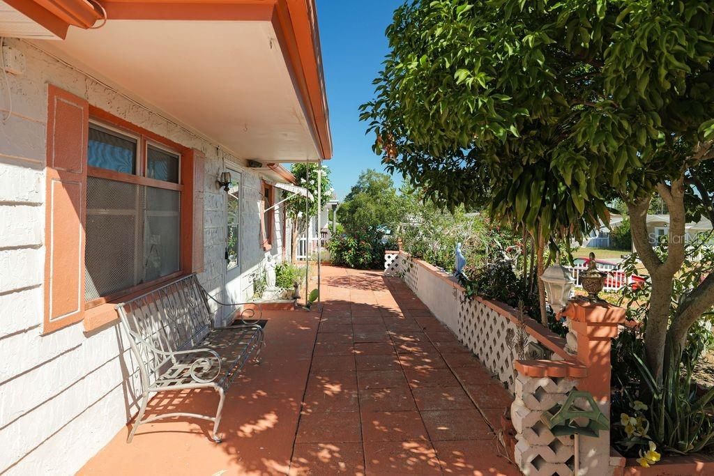 For Sale: $190,000 (2 beds, 1 baths, 908 Square Feet)