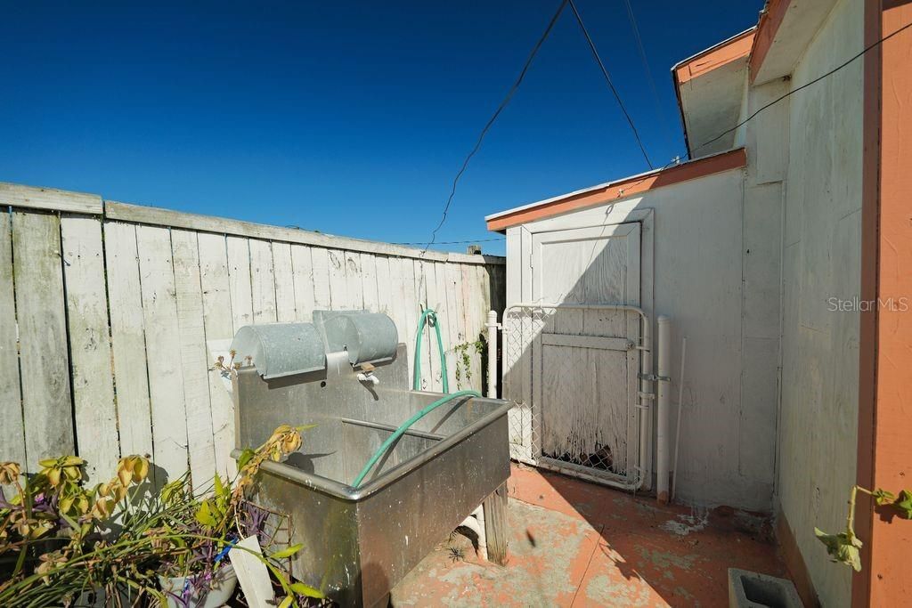 For Sale: $190,000 (2 beds, 1 baths, 908 Square Feet)