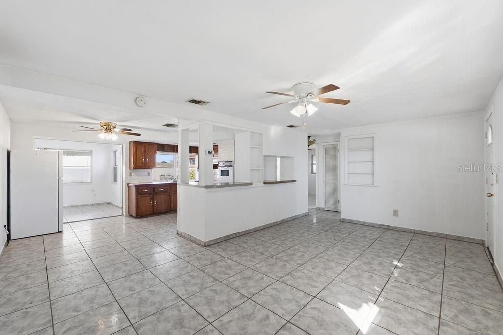 For Sale: $190,000 (2 beds, 1 baths, 908 Square Feet)