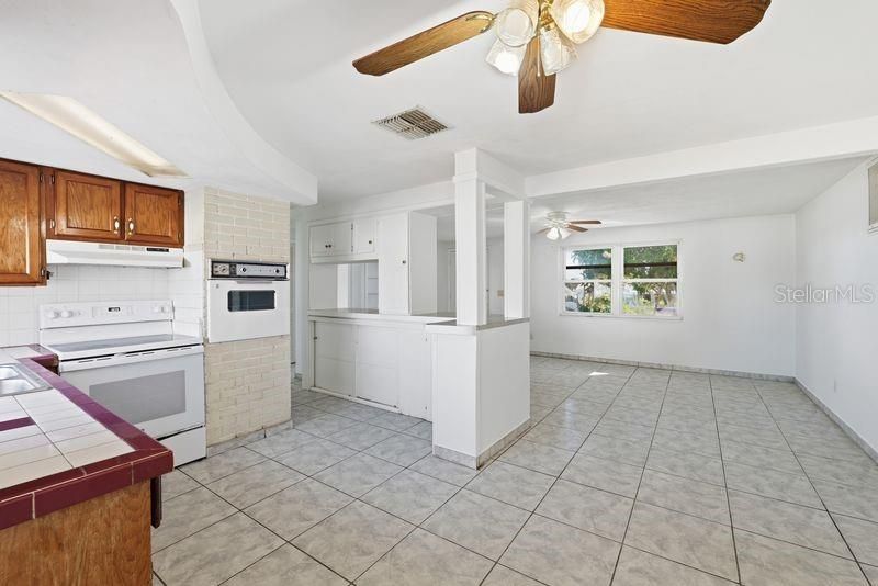 For Sale: $190,000 (2 beds, 1 baths, 908 Square Feet)