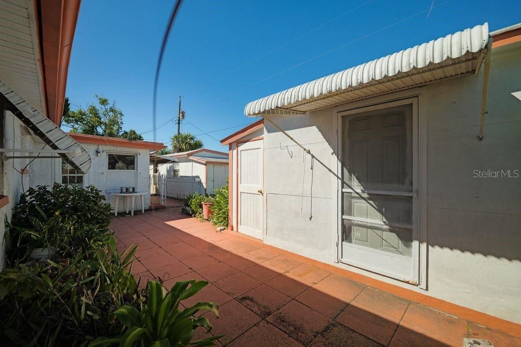 For Sale: $190,000 (2 beds, 1 baths, 908 Square Feet)