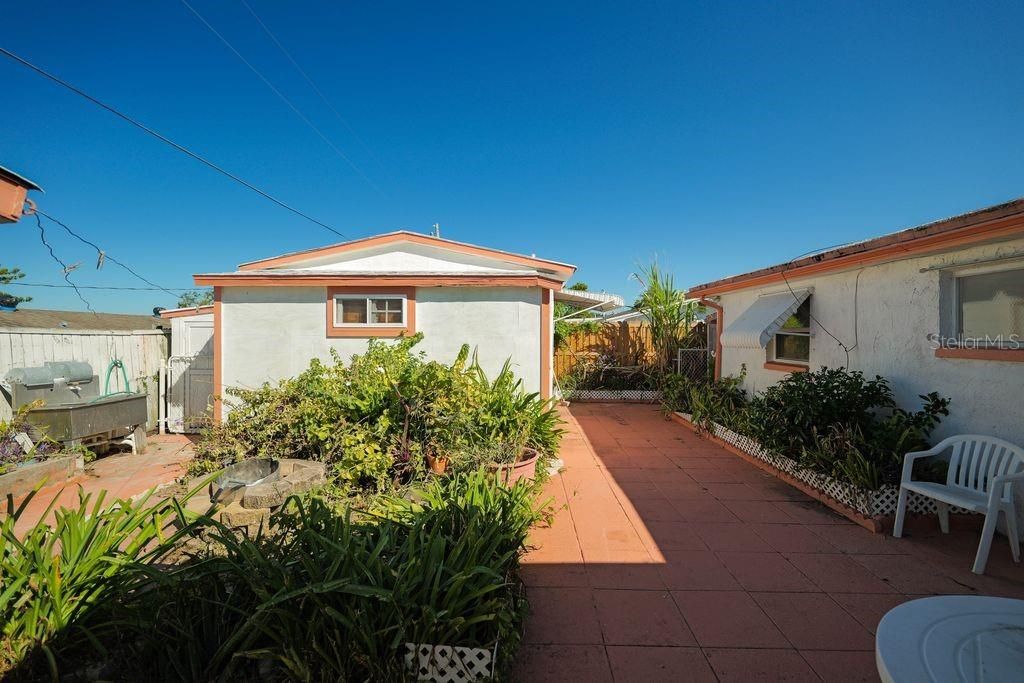 For Sale: $190,000 (2 beds, 1 baths, 908 Square Feet)