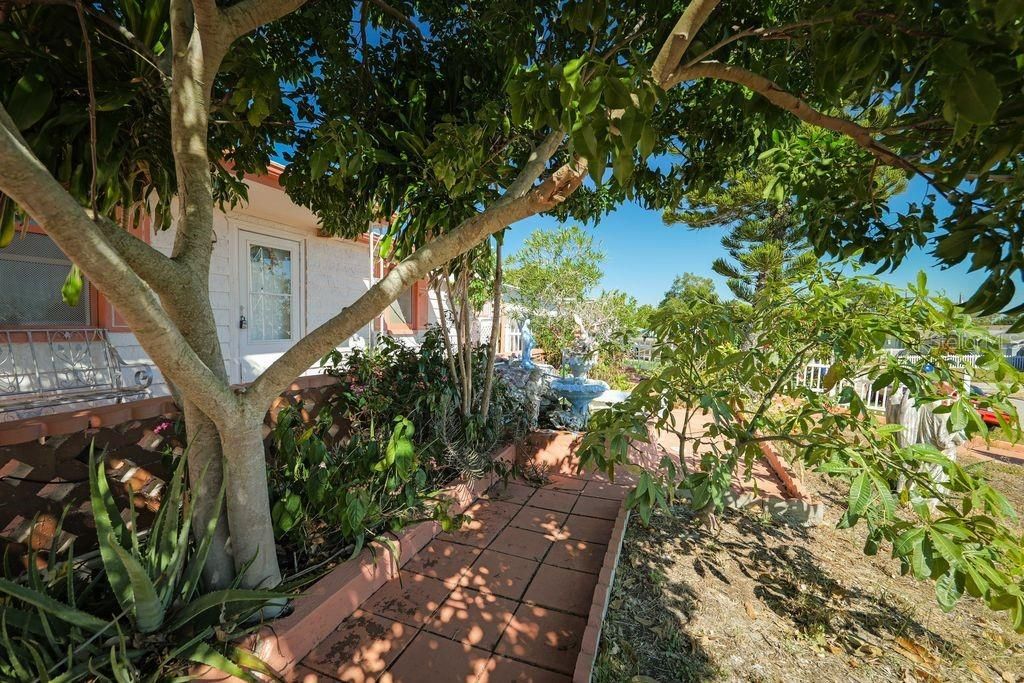 For Sale: $190,000 (2 beds, 1 baths, 908 Square Feet)