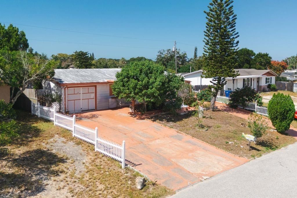 For Sale: $190,000 (2 beds, 1 baths, 908 Square Feet)