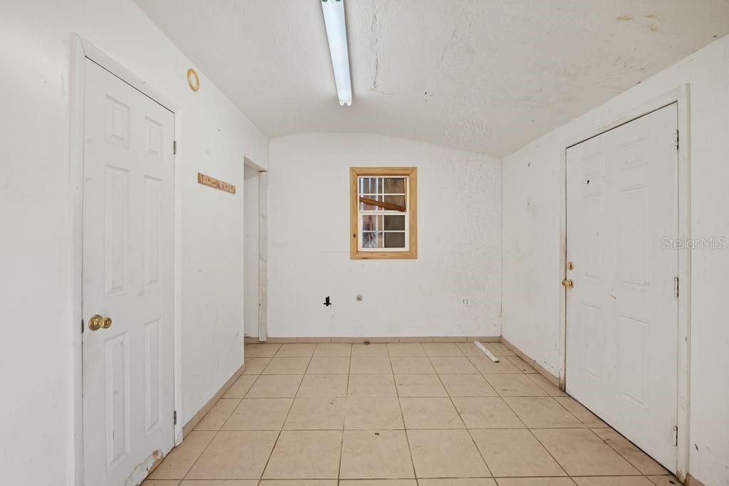 For Sale: $190,000 (2 beds, 1 baths, 908 Square Feet)