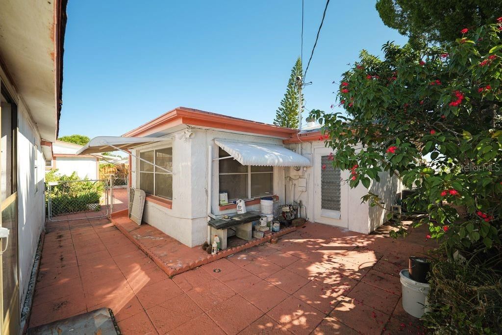 For Sale: $190,000 (2 beds, 1 baths, 908 Square Feet)