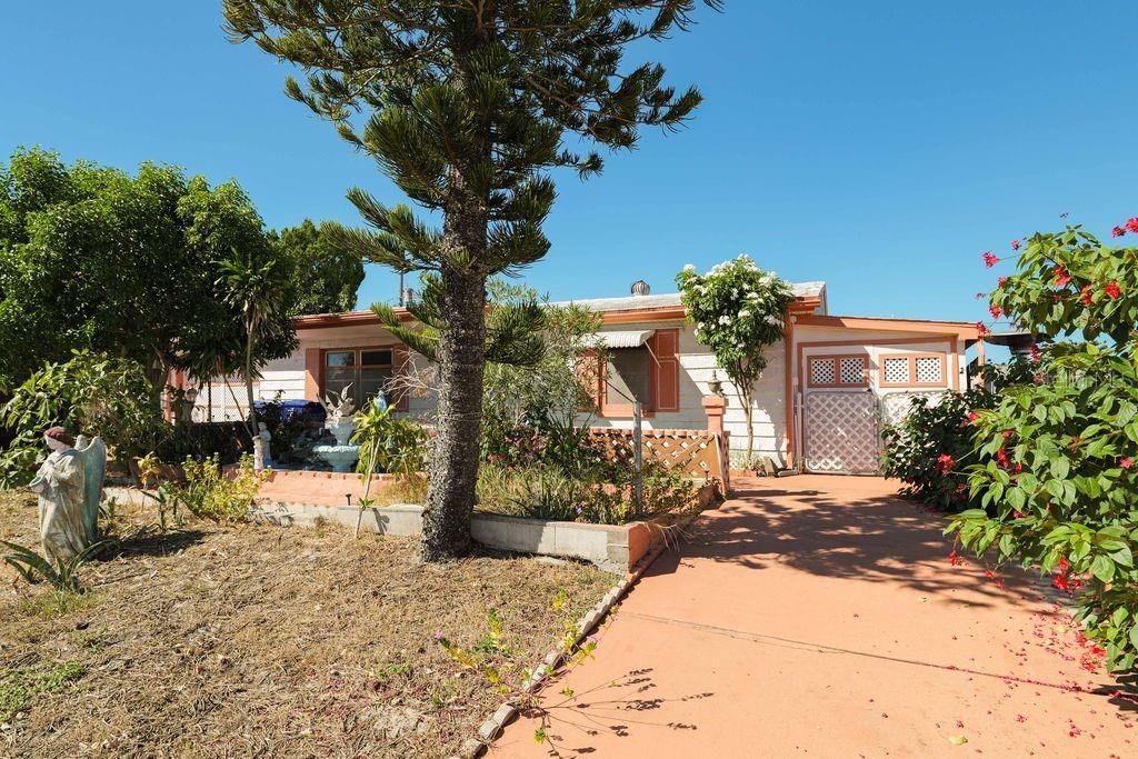 For Sale: $190,000 (2 beds, 1 baths, 908 Square Feet)