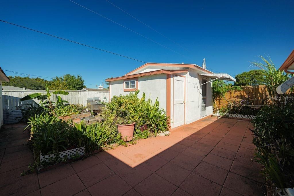 For Sale: $190,000 (2 beds, 1 baths, 908 Square Feet)