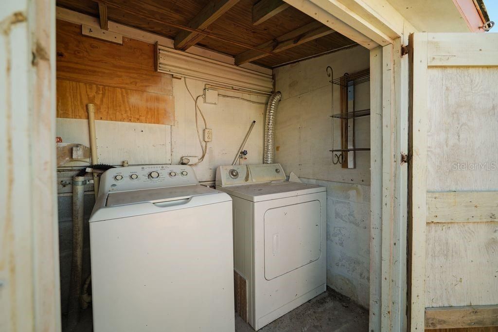 For Sale: $190,000 (2 beds, 1 baths, 908 Square Feet)